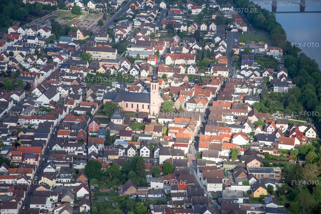 Pfarrkirche St. Nikolaus an den Fluss-Uferbereichen des Main | Luftbild: Pfarrkirche St. Nikolaus an den Fluss-Uferbereichen des Main im Ortsteil Klein-Krotzenburg in Hainburg im Bundesland Hessen in Deutschland. Foto: IMG_088766.jpg vom 20.05.2016 durch Werner Riehm/FLY-FOTO.de - Realisiert mit Pictrs.com