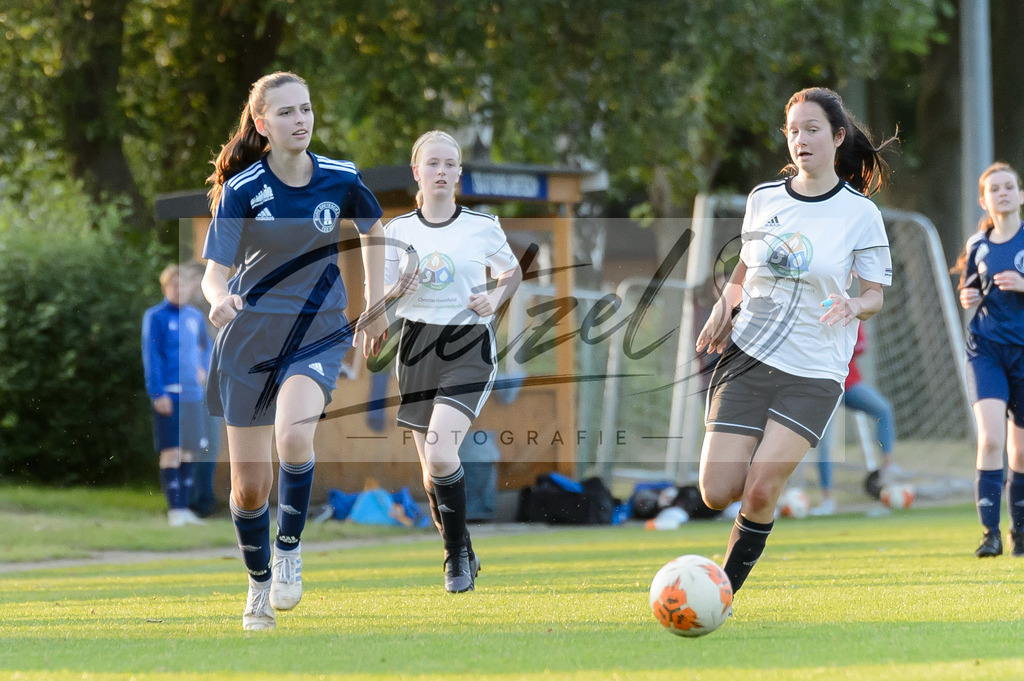 GREBES20210719_027 | Fussball, Frauen:   beim Spiel der 1. Kreisklasse zwischen TSG 07 Burg Gretesch IV und TuS Bad Essen im TSG-Sportpark am 19.07.2021 in Osnabrueck, Deutschland. - Realisiert mit Pictrs.com