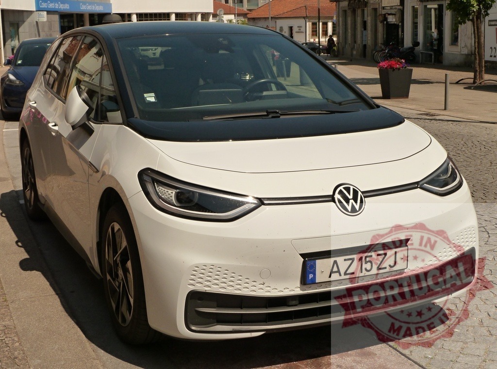 Volkswagen ID.3 electric car parked on city street | Volkswagen ID.3 electric car parked outdoors, representing sustainable transportation - Realisiert mit Pictrs.com
