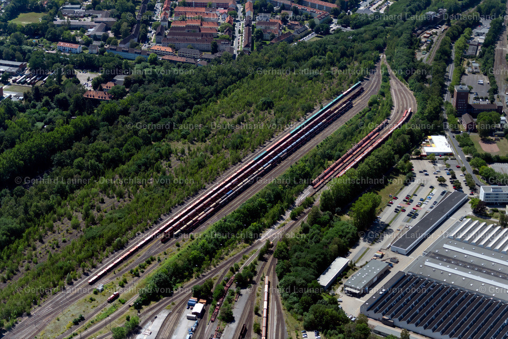 4035837 | BRAUNSCHWEIG 31.07.2020 Schienen- und Gleisstrecken auf den Abstellgleisen und Rangierstrecken des Rangierbahnhofes und Güterbahnhof in Braunschweig im Bundesland Niedersachsen, Deutschland. Weiterführende Informationen bei: DB Cargo AG. // Marshalling yard and freight station in Brunswick in the state Lower Saxony, Germany. Further information at: DB Cargo AG. Foto: Gerhard Launer