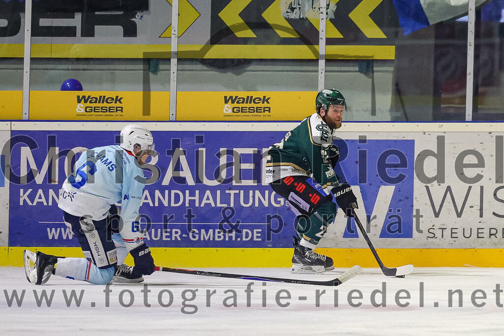 2025-12-23_046_TSV_Erding_gegen_Heilbronner_Falken | Erding, Deutschland, 23.12.2025:Eishockey, Oberliga Süd 2025 / 2026, 29. Spieltag, TSV Erding gegen Heilbronner Falken, Endergebnis: 5:4Julian Schams (Heilbronner Falken, #6), Grady Hobbs (Erding Gladiators, #22)Foto: Christian Riedel / fotografie-riedel.net