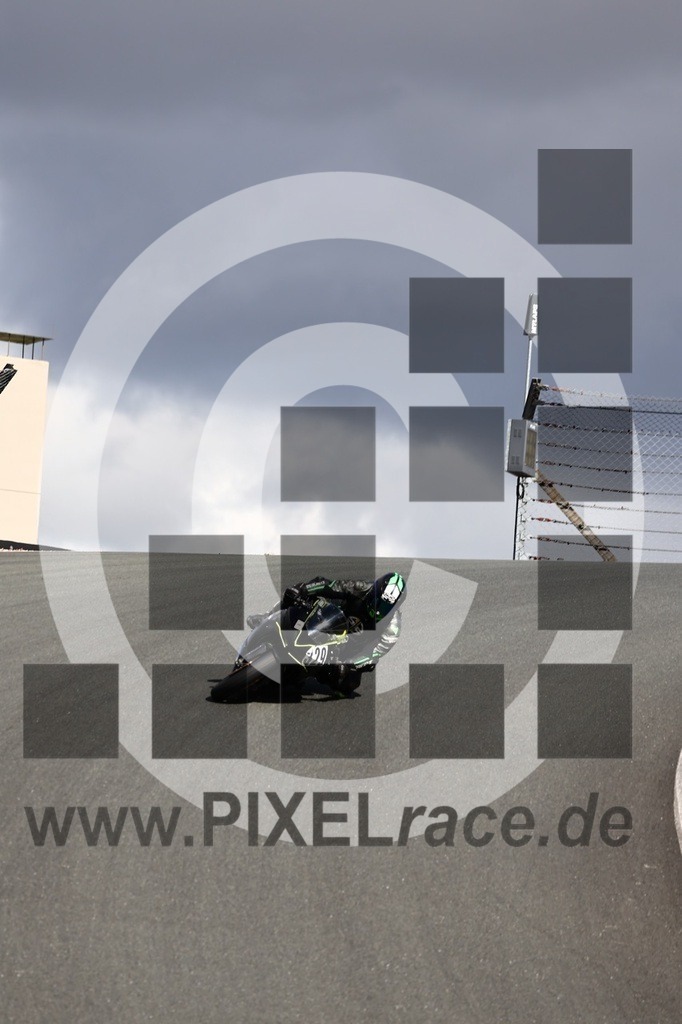 0329-20250915_01563 | Schöne Erinnerungen an spannende Momente - das festzuhalten ist unser Job. PIXELrace.de ist seit 2003 auf den Rennstrecken Europas unterwegs um die Action draußen beim Fahren und die wunderbare Stimmung imm Fahrerlager für euch einzufangen.