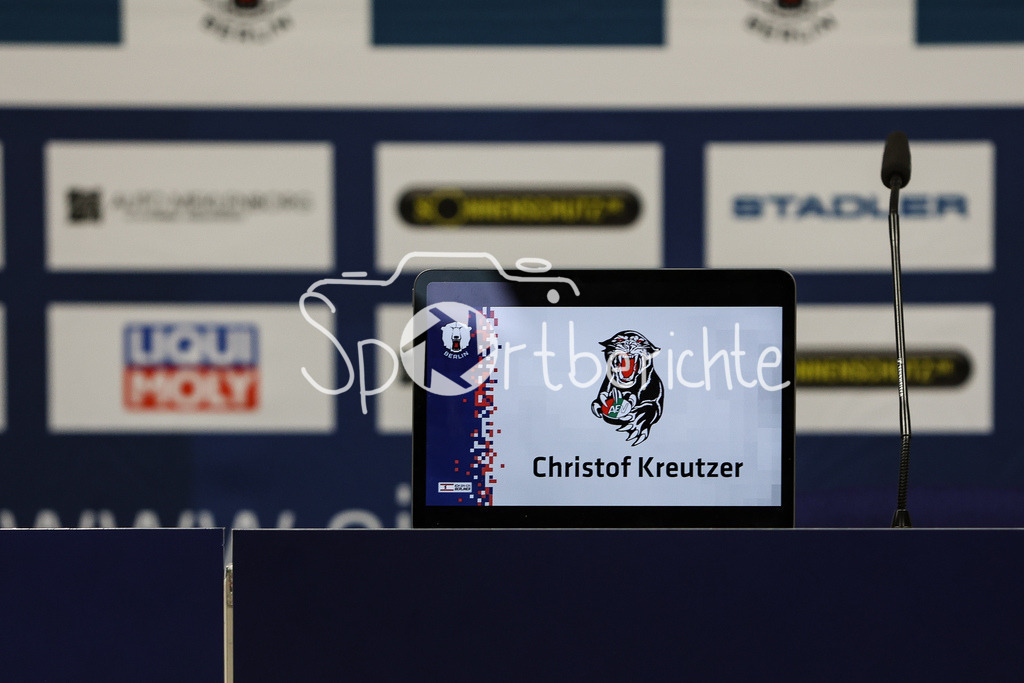 Eisbären Berlin - Augsburger Panther | Auf der Pressekonferenz warten die Anwesenden auf die beiden Trainer / Christof KREUTZER / Retrogame / Retro Spieltag / Symbolbild