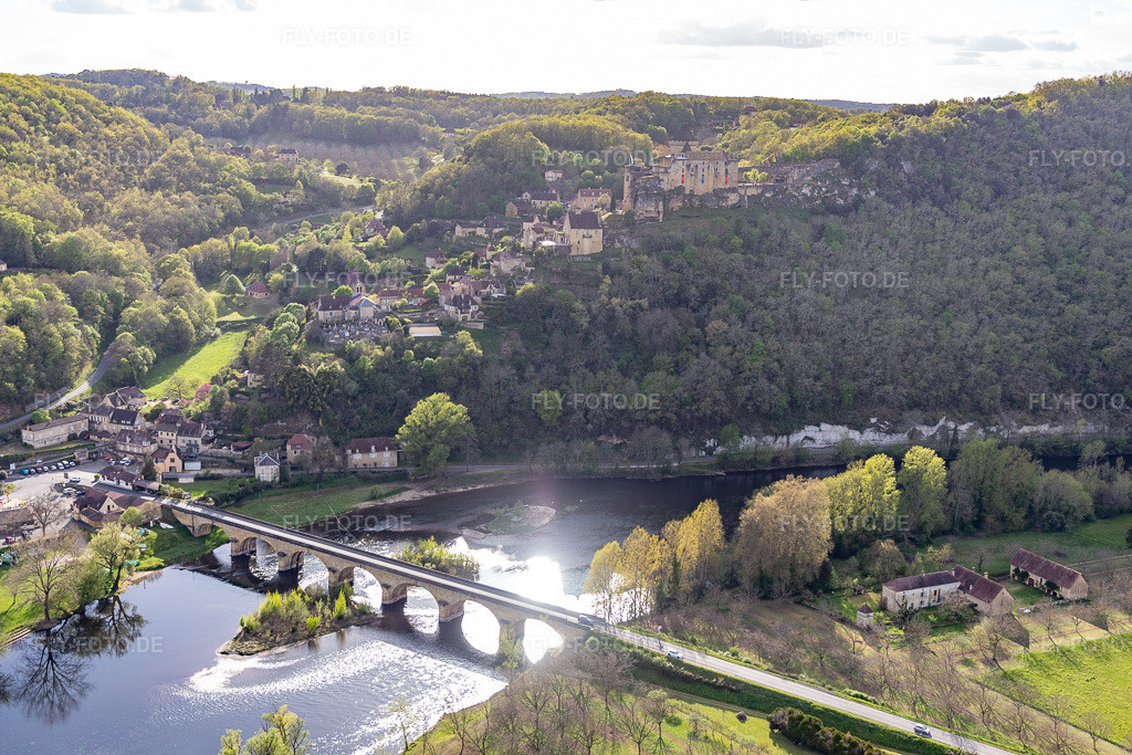 Luftbild: Dordogne Brücke unter Chateau de Castelnaud-la Chapelle in Castelnaud-la-Chapelle im Bundesland Dordogne in Frankreich. Foto: IMG_113459.jpg vom 16.04.2019 durch Werner Riehm/FLY-FOTO.de