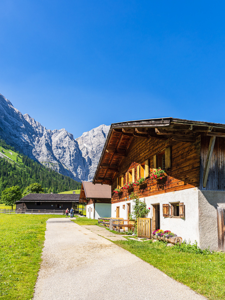 Weg an der Engalm im Rißtal in Österreich | Weg an der Engalm im Rißtal in Österreich.