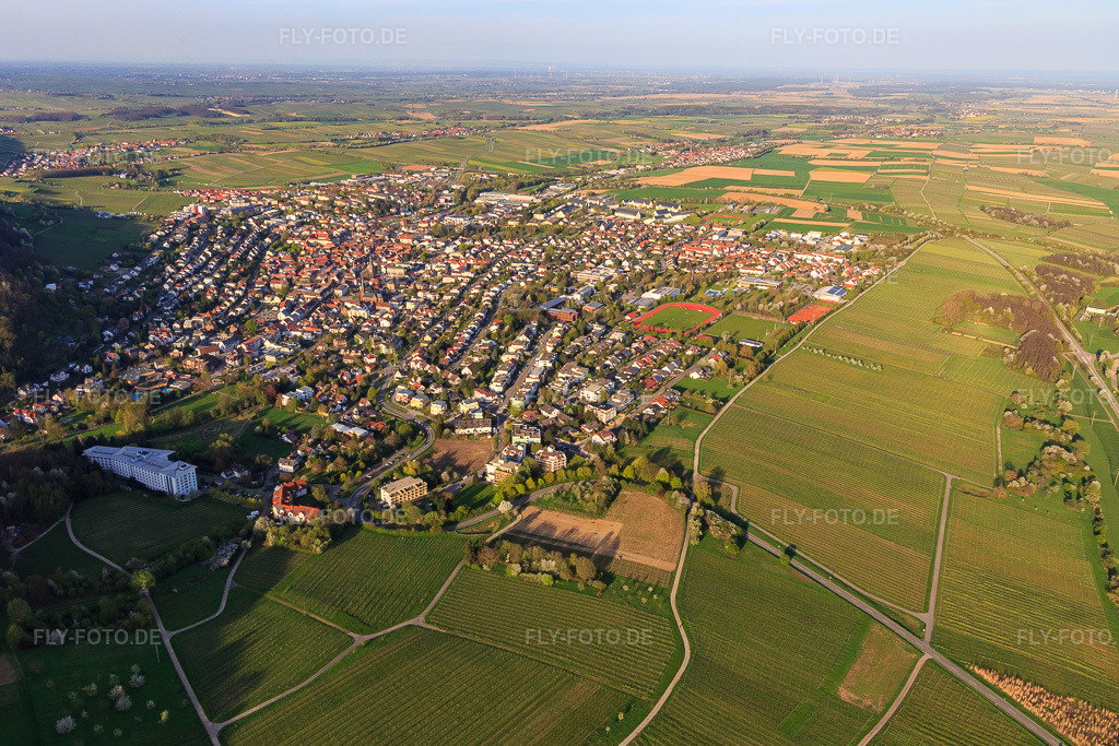 Luftbild: Stadtansicht im Frühling aus Westen in Bad Bergzabern im Bundesland Rheinland-Pfalz in Deutschland. Foto: IMG_106547.jpg vom 17.04.2018 durch Werner Riehm/FLY-FOTO.de