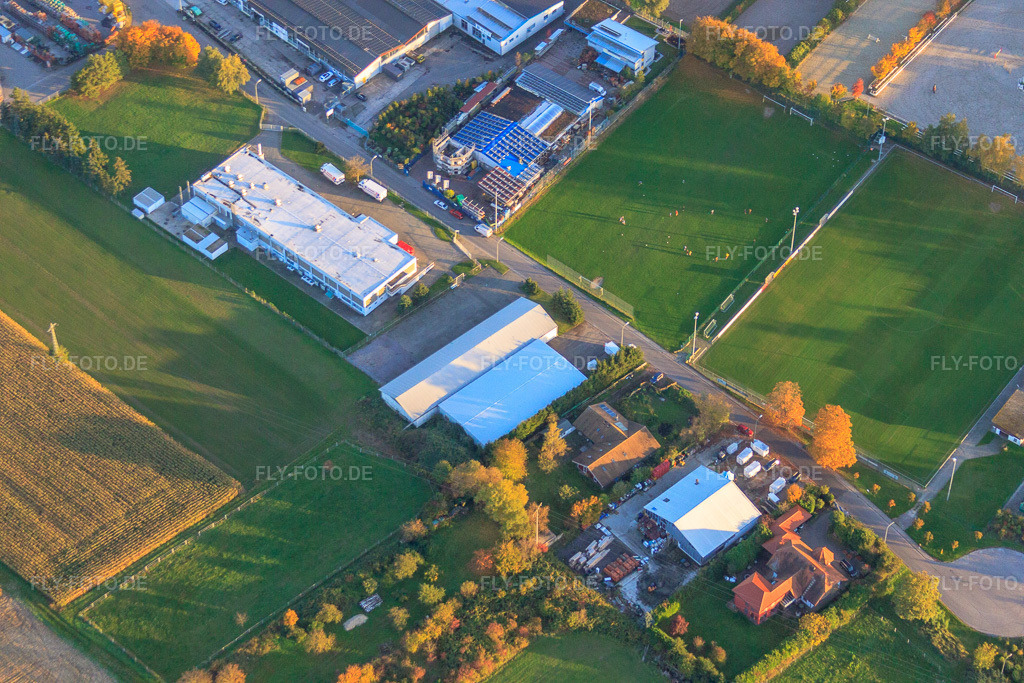 Luftbild: Fußballplatz des TSV Fortuna Billigheim Ingenheim e.V. im Ortsteil Billigheim in Billigheim-Ingenheim im Bundesland Rheinland-Pfalz in Deutschland. Foto: IMG_60676.jpg vom 24.10.2013 durch Werner Riehm/FLY-FOTO.deAuflösung des Originals: 4752 x 3168 pxVerein | TSV-Fortuna Billigheim-Ingenheim