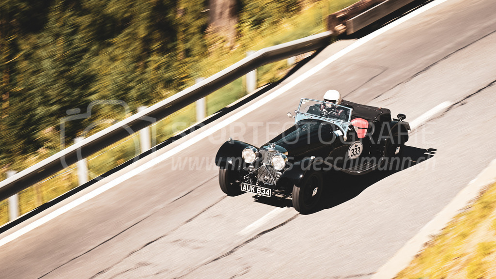 19. Arosa ClassicCar 2023 - 1. September 2023 | 19. Arosa ClassicCar 2023
Arosa, Schweiz
Schorno Camillo aus Immensee mit der Startnummer 333 in einem Jaguar SS100, Jahrgang 1937, in der Klasse Sport Trophy.
@arosaclassiccar, @arosa.official, #arosaclassiccar, #arosa, #76curves, #classiccar
Bild: Sportfotografie Markus Aeschimann | www.markus-aeschimann.ch - Realisiert mit Pictrs.com