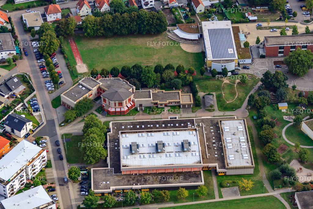 Rheinhalle, Tullahalle  und Bürgerhaus https://www.tv-maximiliansau.de/ http://www.woerth.de/ | Luftbild: Rheinhalle, Tullahalle  und Bürgerhaus https://www.tv-maximiliansau.de/ http://www.woerth.de/ im Ortsteil Maximiliansau in Wörth im Bundesland Rheinland-Pfalz in Deutschland. Foto: IMG_53288.jpg vom 23.09.2012 durch Werner Riehm/FLY-FOTO.de - Realisiert mit Pictrs.com