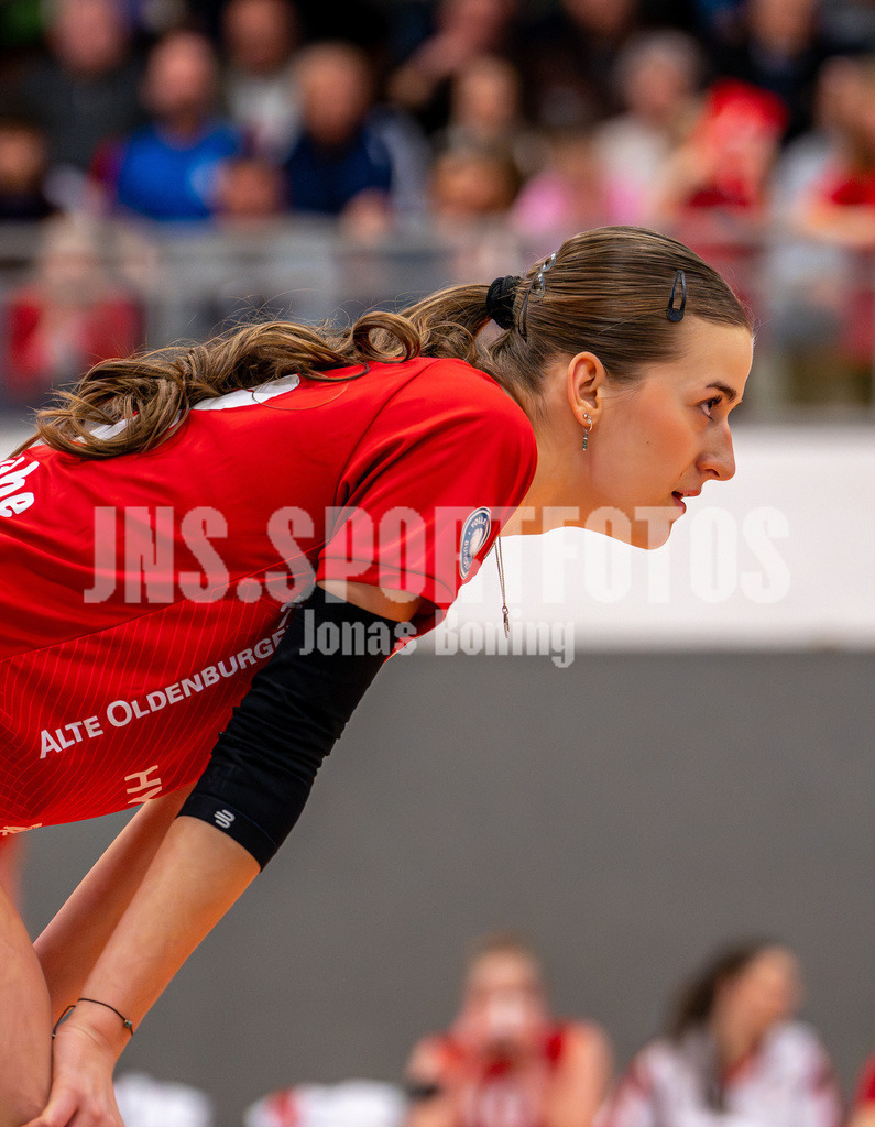 Volleyball I Frauen I Saison 2025-2026 I 2 Bundesliga Pro I 16. Spieltag VFL Oythe - TV Planegg-Krailling-44 | Annelis Lotte Tyws (13,VFL Oythe) - Realisiert mit Pictrs.com