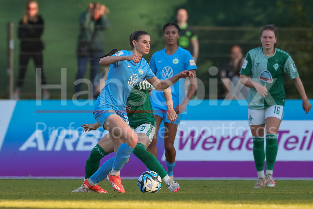 Fussball, Google Pixel Frauen-Bundesliga, SV Werder Bremen - VfL Wolfsburg | v.li.: Jule Brand (VfL Wolfsburg, 29) am Ball, Einzelbild, Ganzkörper, Aktion, Action, Spielszene, DIE DFB-RICHTLINIEN UNTERSAGEN JEGLICHE NUTZUNG VON FOTOS ALS SEQUENZBILDER UND/ODER VIDEOÄHNLICHE FOTOSTRECKEN. DFB REGULATIONS PROHIBIT ANY USE OF PHOTOGRAPHS AS IMAGE SEQUENCES AND/OR QUASI-VIDEO.