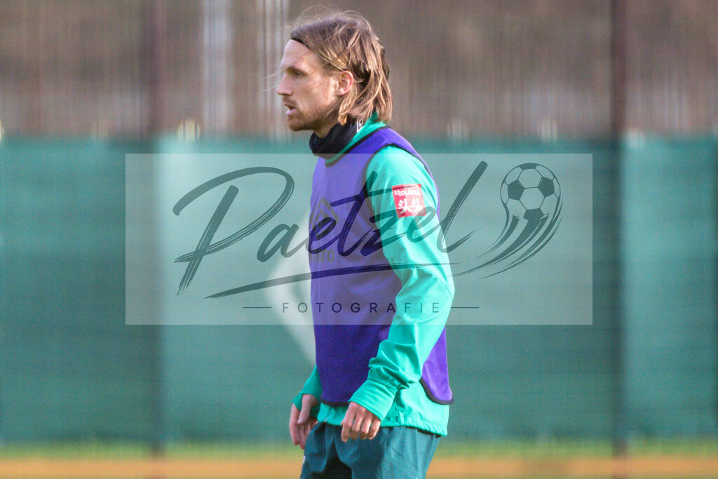 20200218_TRASVW_0068 | Fussball, Herren: Michael Lang (Werder Bremen) schaut waehrend der Trainingseinheit des SV Werder Bremen auf dem wohninvest Weserstadion Trainingsplatz am 18.02.2020 in Bremen, Deutschland. - Realisiert mit Pictrs.com