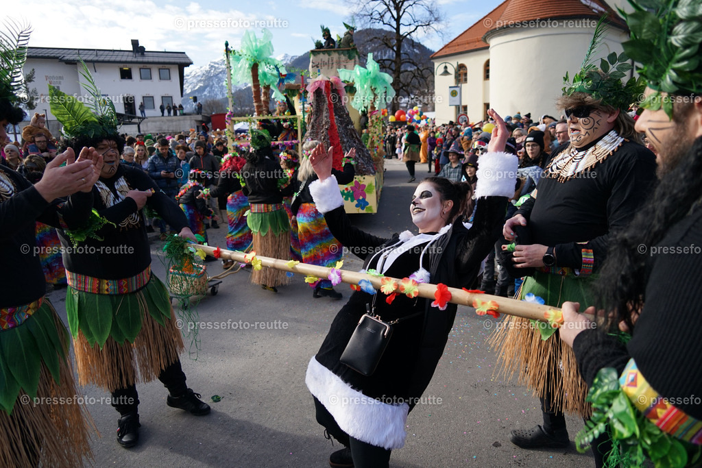 12-news-2023-Feb11-Fasching-Weissenbach-DSC01800 | Info aus dem Bezirk Reutte/Ausserfern Tirol sowie eine umfangreiche Bilddatenbank über die gesamte Region: Lechtal, Talkessel Reutte, Tannheimertal, Zwischentoren. Lech, Plansee, Zugspitze, Grenztunnel, B179, Fernpassstraße, Verkehr, Lawinen, Tradition, - Realisiert mit Pictrs.com