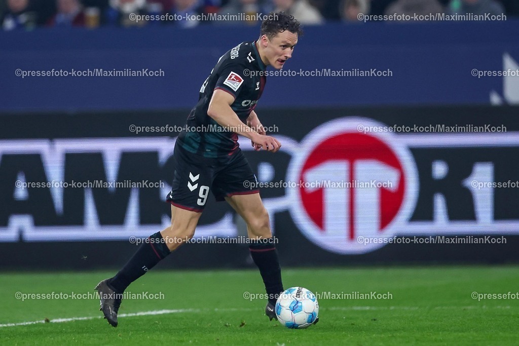 S0401022502152 | 01.02.2025, Fußball, FC Schalke 04 - 1. FC Magdeburg, 2.. Fußball Bundesliga, 20. Spieltag, Veltins-Arena Gelsenkirchen, Saison 2024 2025: Martijn Kaars (1.FC Magdeburg #9)DFB regulations prohibit any use of photographs as image sequences and or quasi-video.
