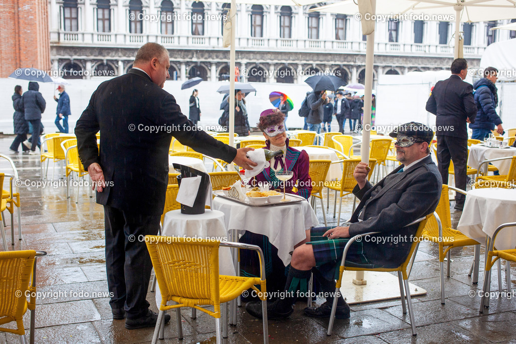 Venedig_ Stadtansichten_ Karneval_ 10.02.2024-6 | 10.02.2024, Italien, ITA, Venetien, Venedig, im Bild Venedig, Stadtansichten, Touristen, Reisefeature, Karneval, Reise, Venedig, Venezia, Venetien, Stadtansicht, Campanile, Canale Grande, Markusplatz, Markuskirche, Touristen, Gendel, Gondolere, Faehre, Motorboot, Wassertaxi, Vaporetto, Adria, Lagune, Pfahlbauten, Bruecke, Rialtobruecke, La Gondola, Dogenpalast, Italien, Creativ, Kreativ