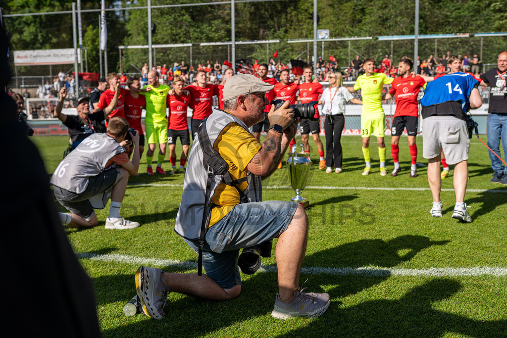 Stuttgarter Kickers vs. SG Sonnenhof Großaspach, Fussball, WFV-Pokal, Finale, 23.05.2026 | Team jubelt nach Abpfiff mit Fans, Zuschauern und Verantwortlichen,Stuttgarter Kickers vs. SG Sonnenhof Großaspach, Fussball, WFV-Pokal, Finale, 23.05.2026