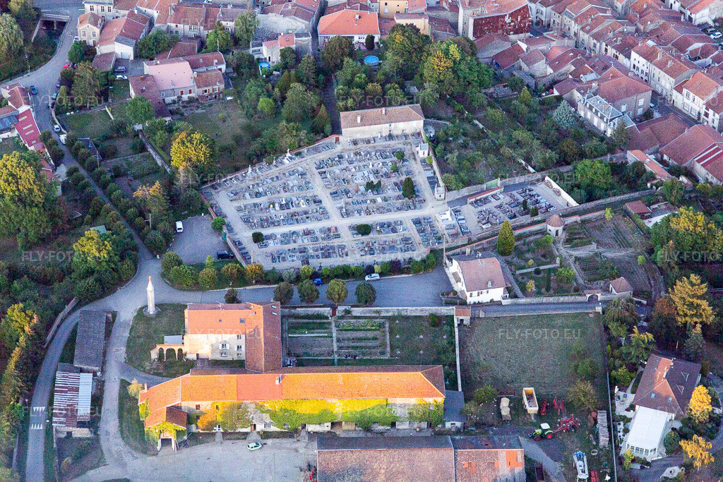 Vue aérienne: Clotre des Caopucines à Vézelise dans le département Meurthe et Moselle, France. Photo: IMG_117960.jpg prise le 14/09/2019 par Werner Riehm/FLY-FOTO.eu – Résolution de l'original: 5472 x 3648 px