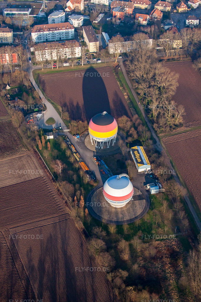 Luftbild: Französisch Deutsch bemalte Gasspeicher in Rastatt im Bundesland Baden-Württemberg in Deutschland. Foto: IMG_61992.jpg vom 31.01.2014 durch Werner Riehm/FLY-FOTO.de