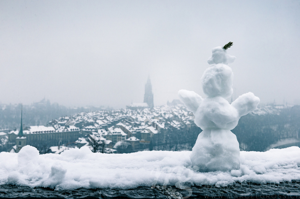 Winter in Bern mit Schneemann | Die ideale Geschenkidee für Naturliebhaber. Naturbilder von Marcel Gross Photography für ihr Zuhause in den verschiedensten Formaten und Materialien. - Realisiert mit Pictrs.com
