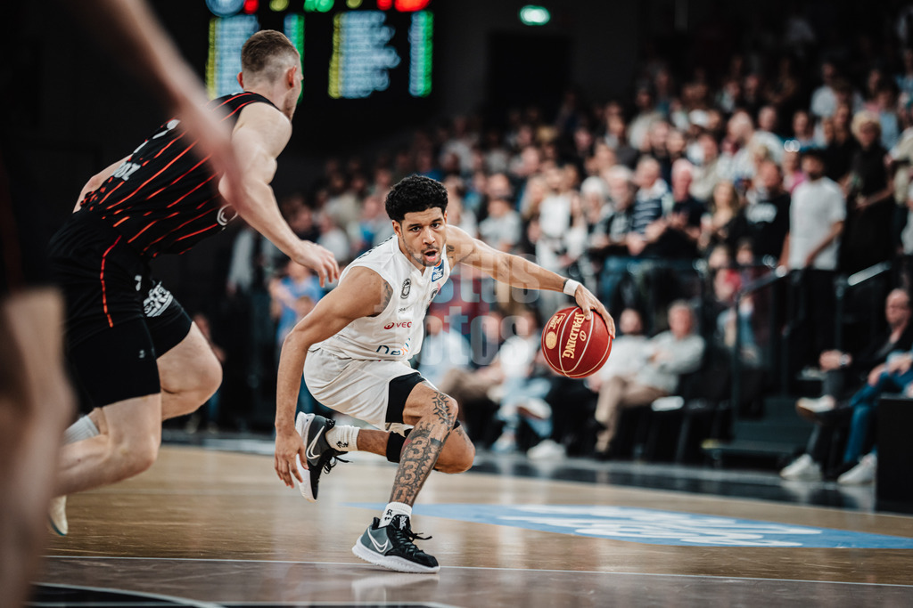 Basketball | Männer | Saison 2023/2024 | easyCredit Basketball Bundesliga | 32. Spieltag | Veolia Towers Hamburg vs. NINERS Chemnitz | 04.05.2024 | Mark Hughes (#3, Veolia Towers Hamburg)