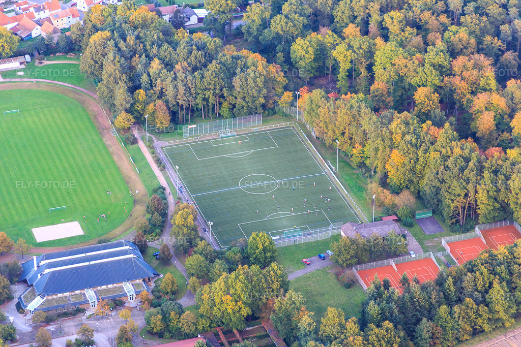 Luftbild: Stadion des TuS 1908 Schaidt am Rand des Bienwalds von Süden im Ortsteil Schaidt in Wörth im Bundesland Rheinland-Pfalz in Deutschland. Foto: IMG_074712.jpg vom 14.10.2014 durch Werner Riehm/FLY-FOTO.deWWW.TUS08-SCHAIDT.DE