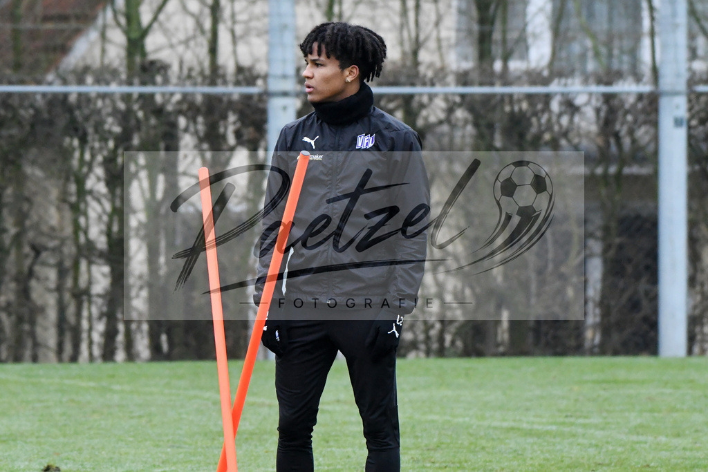 20200125_TRAOSN_0052 | Fußball, Herren: Felix Agu (VfL Osnabrück) schaut beim Training des VfL Osnabrück am 25.01.2020 im Sportpark Illoshöhe in Osnabrück, Deutschland.(Foto von Nico Paetzel) - Realisiert mit Pictrs.com