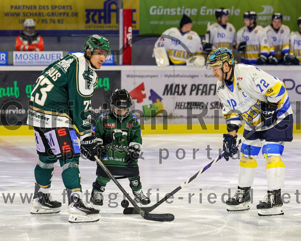 2025-12-05_045_TSV_Erding_gegen_Stuttgart_Rebels | Erding, Deutschland, 05.12.2025:Eishockey, Oberliga Süd 2025 / 2026, 23. Spieltag, TSV Erding gegen Stuttgart Rebels, Endergebnis: 5:6Lukas Gaus (Erding Gladiators, #23), Dane Montgomery (Stuttgart Rebels, #72)Foto: Christian Riedel / fotografie-riedel.net