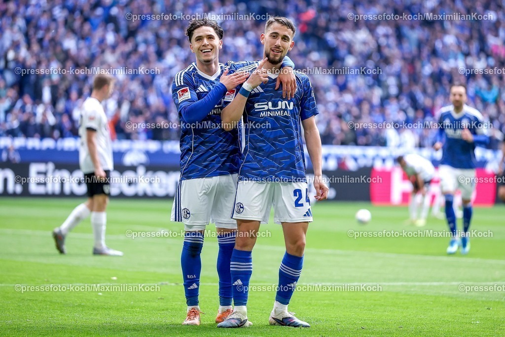 S0419042601042 | 19.04.2026, Fußball, FC Schalke 04 - SC Preußen Münster, 30. Spieltag, 2. Fußball Bundesliga, Veltins-Arena Gelsenkirchen, Saison 2025 2026: Torjubel nach dem Tor zum 3:0 durch Torschütze Adil Aouchiche&nbsp;(Schalke04 #24)  zusammen mit  Soufiane El-Faouzi&nbsp;(Schalke04 #23)  DFB regulations prohibit any use of photographs as image sequences and or quasi-video.