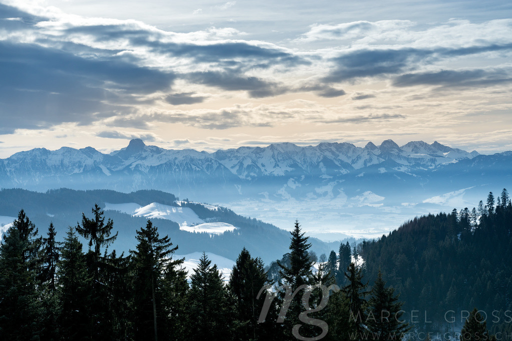 Aussicht auf die Berner Alpen vom Aebersold, Linden, Schweiz | Die ideale Geschenkidee für Naturliebhaber. Naturbilder von Marcel Gross Photography für ihr Zuhause in den verschiedensten Formaten und Materialien. - Realisiert mit Pictrs.com