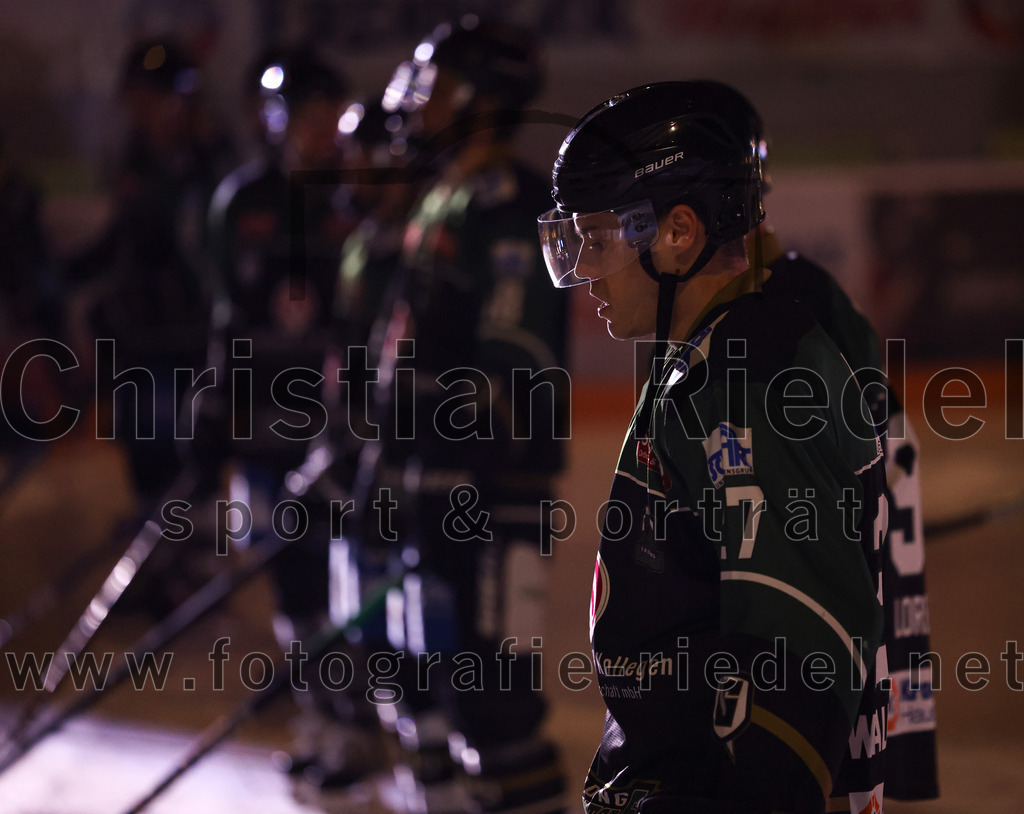 2023-02-10_001_TSV_Erding_gegen_ERSC_Amberg | Erding, Deutschland, 10.02.2023:
Eishockey, Bayernliga Meisterrunde Gruppe B 2022 / 2023, 3. Spieltag, TSV Erding gegen ERSC Amberg, Endergebnis: 6:3

Mark Waldhausen (Erding Gladiators, #27)

Foto: Christian Riedel / fotografie-riedel.net
