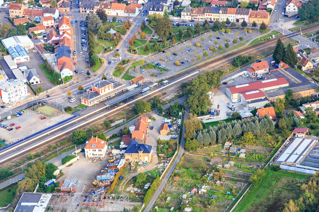 Aerial view: Train station and parking lot in Bischwiller in the state Bas-Rhin, France. – Photo: IMG_074261.jpg taken on 10/04/2014 by Werner Riehm/FLY-FOTO.com – Resolution of the original: 5472 x 3648 px