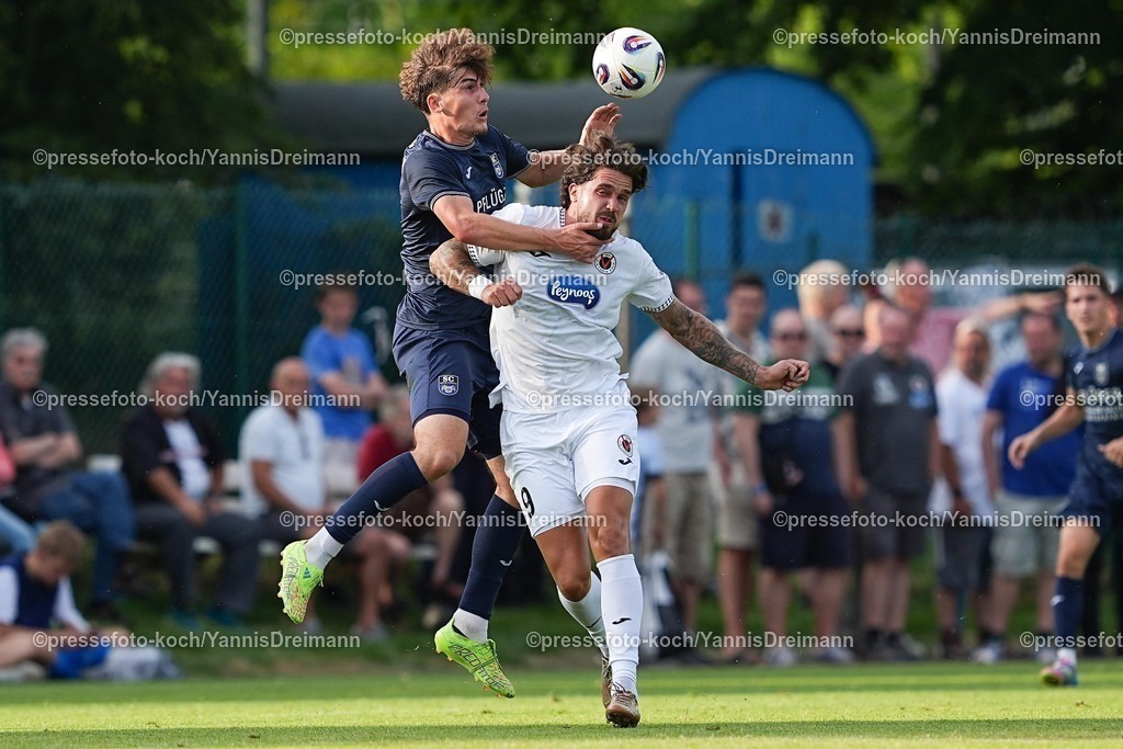 xYDR04072501052 | 04.07.2025, xydrx, Fußball, FC Viktoria Köln - SC Wiedenbrück, Testspiel, Trainingsplatz Pohlstadtsweg: Lex-Tyger Lobinger (Viktoria Köln #9) im Zweikampf gegen Joel Udelhoven (SC Wiedenbrück #4)