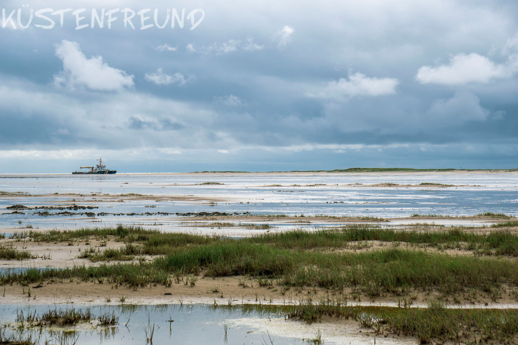 Nordsee // Flut auf dem Kniep - Schiff im Hintergrund | Entdecke deine Lieblingslandschaft von der Küste – auf Ostsee Leinwand, Nordsee Leinwand, Alu Dibond oder Acrylglas, passend für jeden Geschmack und Raum.