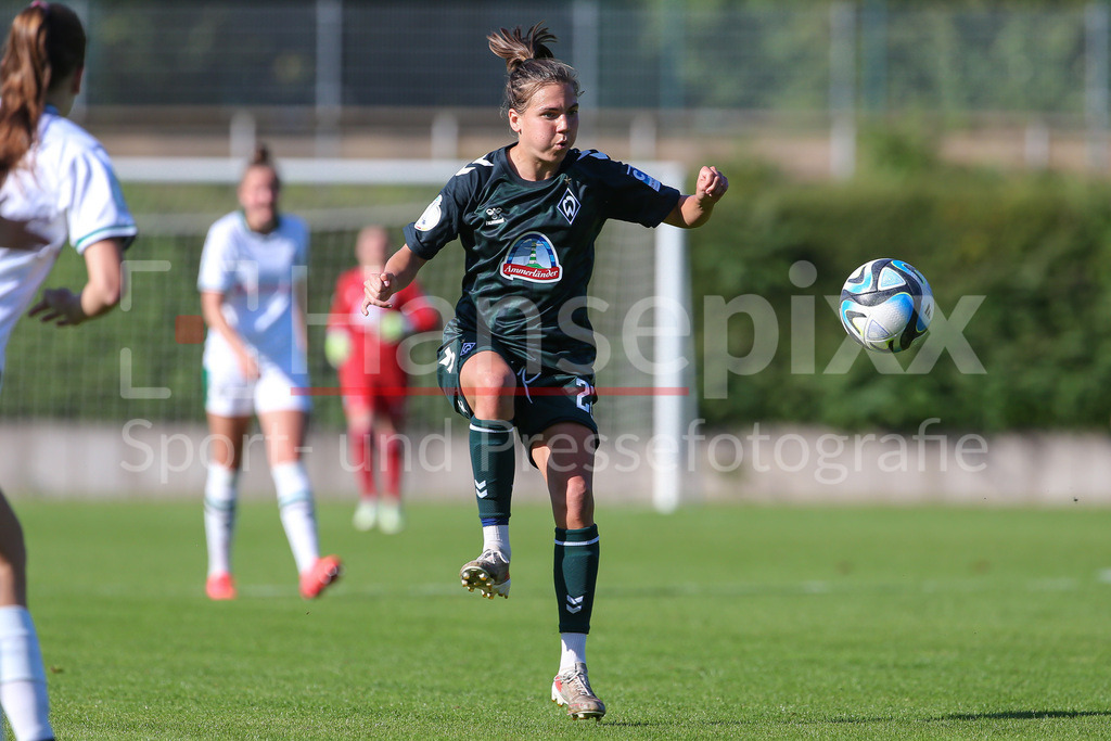 Fussball, DFB-Pokal Frauen, Borussia Mönchengladbach - SV Werder Bremen | v.li.: Rieke Dieckmann (SV Werder Bremen, 22) am Ball, Einzelbild, Ganzkörper, Aktion, Action, Spielszene, DIE DFB-RICHTLINIEN UNTERSAGEN JEGLICHE NUTZUNG VON FOTOS ALS SEQUENZBILDER UND/ODER VIDEOÄHNLICHE FOTOSTRECKEN. DFB REGULATIONS PROHIBIT ANY USE OF PHOTOGRAPHS AS IMAGE SEQUENCES AND/OR QUASI-VIDEO.
