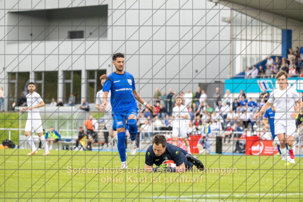 20250529_173526_0139 | #,  VfL Kirchheim (blau) vs. 1.FC Eislingen (weiß), Fußball, Bezirkspokal Finale - Bezirk Neckar/Fils, 2024/2025, Rasenplatz VfL Stadion Kirchheim, Jesinger Straße 105, 73230 Kirchheim, 29.05.2025 - 16:30 Uhr,Foto: PhotoPeet-Sportfotografie/Peter Harich