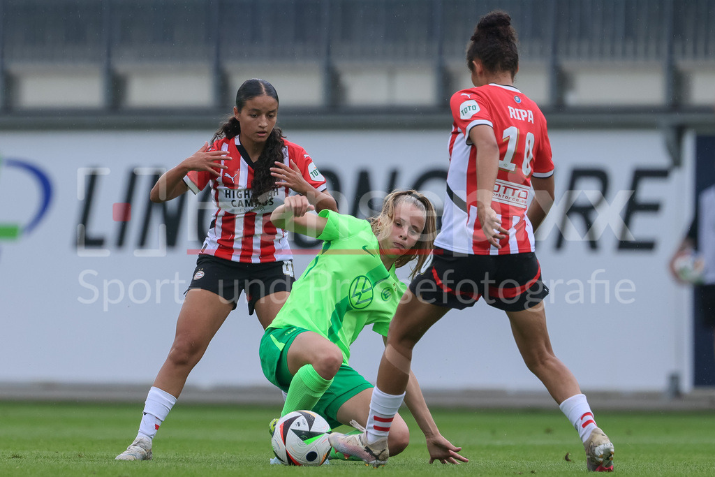 Fussball, Testspiel Frauen, VfL Wolfsburg - PSV Eindhoven | v.li.: Anissa Chibani (PSV Eindhoven, 4), Vivien Endemann (VfL Wolfsburg, 25) und Chimera Ripa (PSV Eindhoven, 10) im Zweikampf, Duell, Dynamik, Aktion, Action, Spielszene