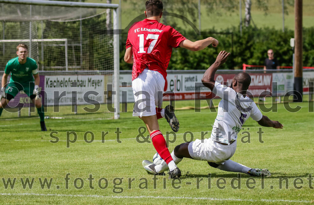 2023-07-30_005_FC_Lengdorf_gegen_SpVgg_Altenerding | Lengdorf, Deutschland, 30.07.2023:
Fußball, Kreisliga 2023 / 2024, 1. Spieltag, FC Lengdorf gegen SpVgg Altenerding, Endergebnis: 1:1

Lukas Fischer (FC Lengdorf, #17), Ridwan Bello (SpVgg Altenerding, #5)

Foto: Christian Riedel / fotografie-riedel.net