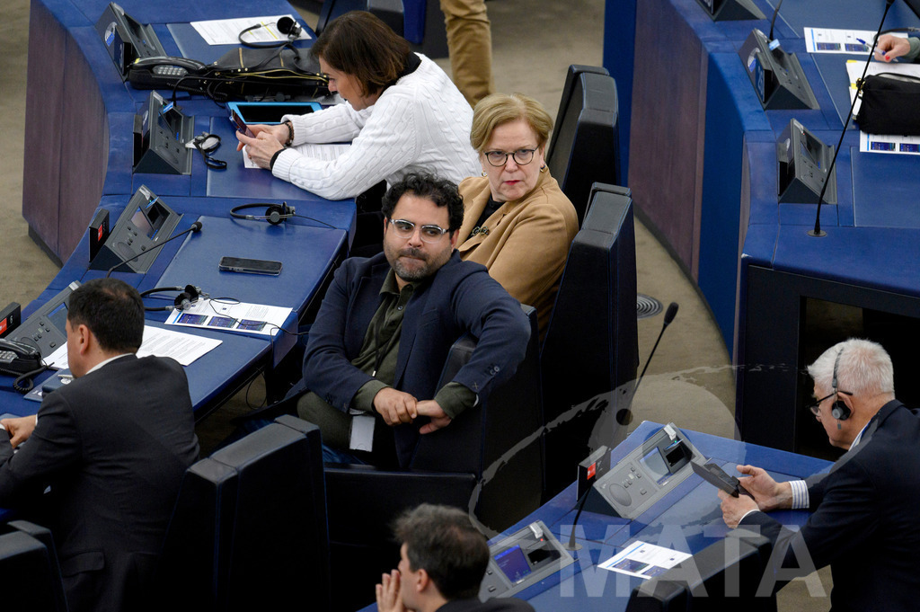 _DWI0268 | Mohammed Chahim (MdEP 2019-2024), Partij van de Arbeid (Niederlande) und Gabriele Bischoff (MdEP 2019-2024), Sozialdemokratische Partei Deutschlands bei Wiederaufnahme der letzte Plenarsitzung. Das Europäische Parlament in Straßburg, 22.04.2024 - Realisiert mit Pictrs.com