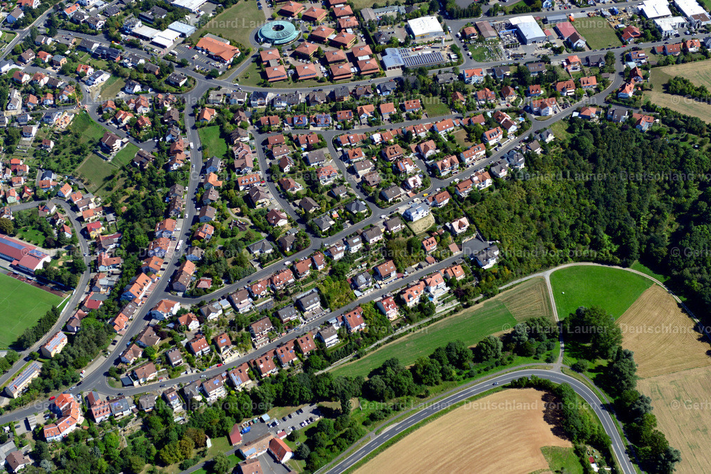 3650092 | RIMPAR 31.08.2016 Wohngebiet einer Einfamilienhaus- Siedlung am Rande von landwirtschaftlichen Feldern in Rimpar im Bundesland Bayern, Deutschland // Single-family residential area of settlement on the edge of agricultural fields in Rimpar in the state Bavaria, Germany Foto: Gerhard Launer