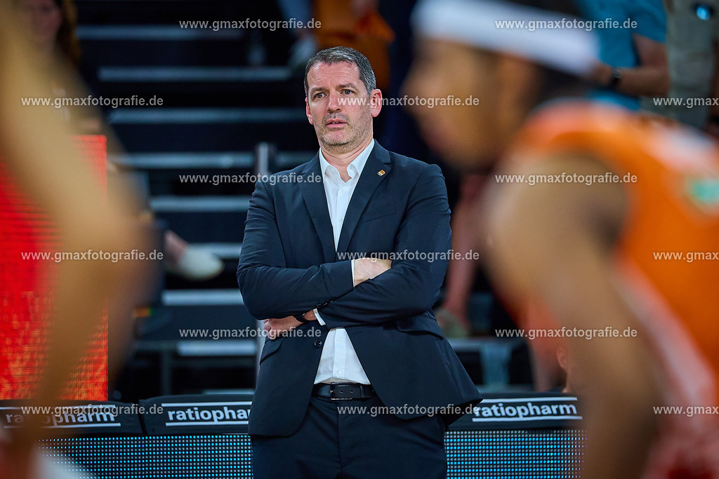 GER, ratiopharm ulm gegen FC Bayern, Basketball, 2. PlayOff, Finale, EasyCredit Bundesliga, Spielzeit 2024/2025, 18.06.2025 | Ty Harrelson  (ratiopharm ulm, Head Coach) mit verschraenkten ArmenGER, ratiopharm ulm gegen FC Bayern, Basketball, 2. PlayOff, Finale, EasyCredit Bundesliga, Spielzeit 2024/2025, 18.06.2025Foto: Eibner-Pressefoto/Gerald Oelze-de Stoppany