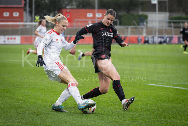 Frauen Fußball-Bundesliga; Bayer 04 Leverkusen - 1. FC Nürnberg, 31.01.2026 | Luisa Guttenberger (1. FC Nürnberg, 4), Julia Mickenhagen (Bayer 04 Leverkusen, 18) im Zweikampf; Bayer 04 Leverkusen - 1. FC Nürnberg an Spieltag 16 der Google Pixel Frauen-Bundesliga am 31.01.2026 im Ulrich-Haberland-Stadion in Leverkusen (Nordrhein-Westfalen). DFL REGULATIONS PROHIBIT ANY USE OF PHOTOGRAPHS AS IMAGE SEQUENCES AND/OR QUASI-VIDEO.