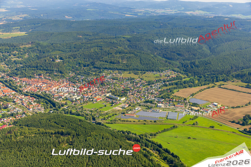 Luftbild der Stadt Wasungen - Die Luftaufnahme wurde 2025 vom UL-Flugzeug heraus erstellt ( keine Drohne ) - Hochauflösende Luftaufnahme - für professionelle Ausdrucke geeignet. Die Geschenkidee !Hier alle&nbsp;Infos zur Lizenzierung der LuftaufnahmeWir fliegen auch dieses Jahr wieder in Ihre Region um Luftbilder zu erstellen.- Luftbild anfragen