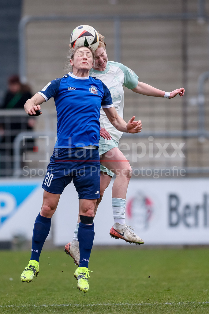 Fussball, Google Pixel Frauen-Bundesliga, 1. FFC Turbine Potsdam - SV Werder Bremen | v.li.: Bianca Schmidt (1. FFC Turbine Potsdam, 20) und Lena Dahms (SV Werder Bremen, 37) im Kopfballduell, Kopfball, Zweikampf, Action, Aktion, Spielszene, DIE DFB-RICHTLINIEN UNTERSAGEN JEGLICHE NUTZUNG VON FOTOS ALS SEQUENZBILDER UND/ODER VIDEOÄHNLICHE FOTOSTRECKEN. DFB REGULATIONS PROHIBIT ANY USE OF PHOTOGRAPHS AS IMAGE SEQUENCES AND/OR QUASI-VIDEO.