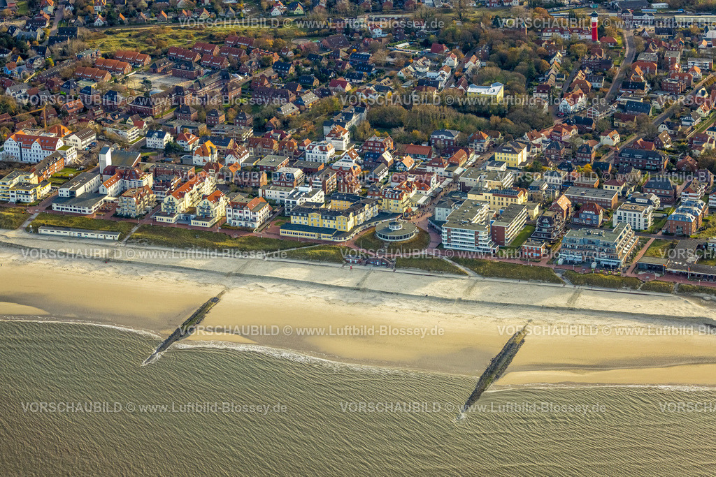 Friesland251106401Wangerooge | Luftbild, Cafe Pudding Rundbau, Hotels, Ferienhäuser und Wohnhäuser am Strand mit Strandpromenade und Buhnen, Wangerooge, Norddeutschland, Ostfriesland, Niedersachsen, Deutschland