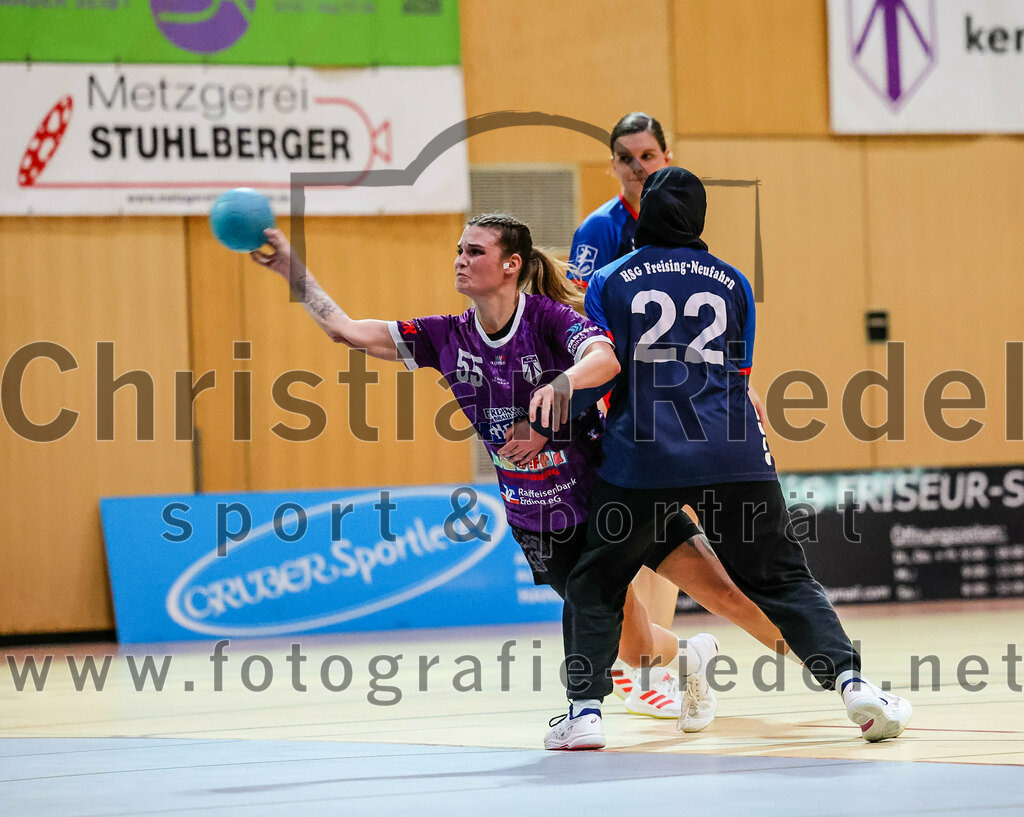 2023-12-09_035_SpVgg_Altenerding_gegen_HSG_Freising-Neufahrn | Erding, Deutschland, 09.12.2023:
Handball, Bezirksoberliga Frauen Altbayern 2023 / 2024, 9. Spieltag, SpVgg Altenerding gegen HSG Freising-Neufahrn, Endergebnis: 29:28

Verena Bauer (SpVgg Altenerding, #55), Eduarta Krasnigi (HSG Freising-Neufahrn, #22)

Foto: Christian Riedel / fotografie-riedel.net