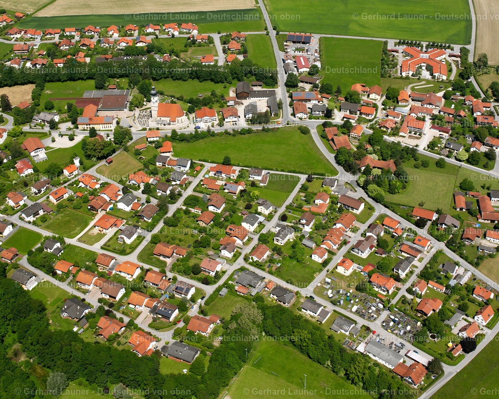 wfl__2600385.jpg | HAIMING 09.06.2006 Wohngebiet einer Einfamilienhaus- Siedlung  in Haiming im Bundesland Bayern, Deutschland // Single-family residential area of settlement  in Haiming in the state Bavaria, Germany Foto: Gerhard Launer