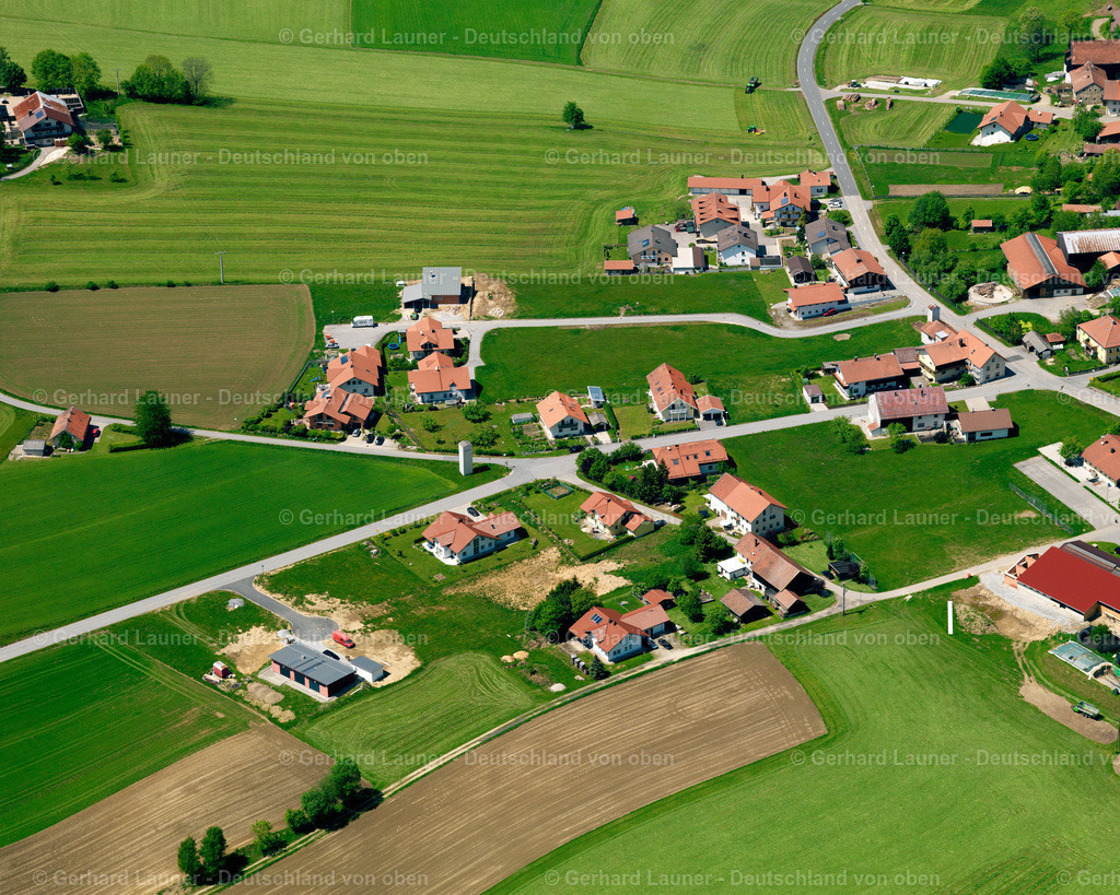 2724167 | WOLLABERG 19.05.2007 Landwirtschaftliche Nutzflächen und Feldgrenzen  umsäumen das Siedlungsgebiet des Dorfes in Wollaberg im Bundesland Bayern, Deutschland // Agricultural land and field boundaries surround the settlement area of the village  in Wollaberg in the state Bavaria, Germany Foto: Gerhard Launer