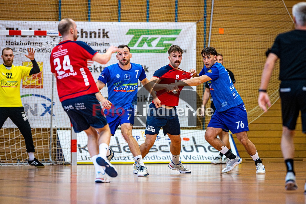 TSV Weiheim gegen SG Kaufbeuren/Neugablonz | Bezirksoberliga Handball Herren 2025/26, TSV Weiheim gegen SG Kaufbeuren/Neugablonz, 20251004,Angriff Weilheim,2025-10-04 in Weilheim (Jahnhalle)Andreas KUNZ (TSV Weilheim 6), Roman HAGGENMÜLLER (SG Kaufbeuren/Neugablonz 7), Bastian BARTEL (SG Kaufbeuren/Neugablonz 76)Copyright: WolfgangxLindner