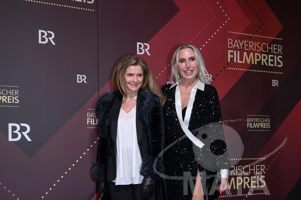 _DWI5012 | Daniela Kiefer und Yvonne Förg  bei der Verleihung des 47. Bayerischen Filmpreises 2026  im Prinzregententheater. München, Deutschland. Der Bayerische Filmpreis wird seit 1979 von der Bayerischen Staatsregierung verliehen, um die Bedeutung des Kinofilms als Kulturgut herauszustellen - Realisiert mit Pictrs.com