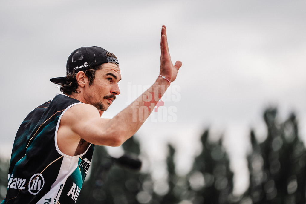Beachvolleyball | Männer | Allianz German Beach Tour 2025 | Tourstop Bremen | 15.06.2025 | Jannik Kühlborn läuft in die Arena ein